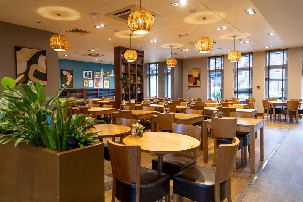德维尔场馆霍斯利公园酒店 东霍斯利 外观 照片